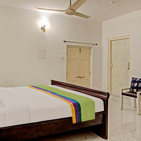 Hotel Meera Udaipur Bagian luar foto